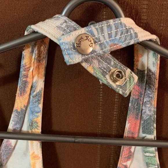 Button-Down Halter Crop Top - Picture 6 of 11